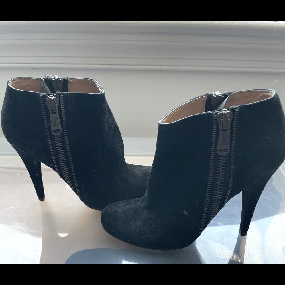 Yves Saint Laurent black suede bootie - Size 38